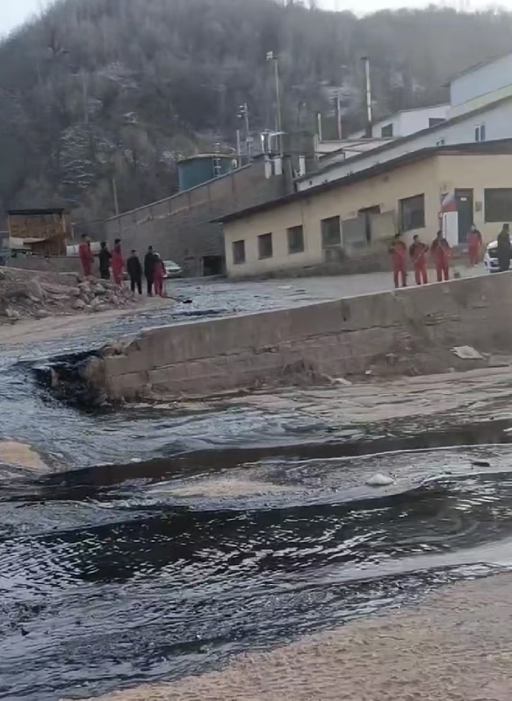 延长石油采油厂原油泄漏 已流入河道(图1)