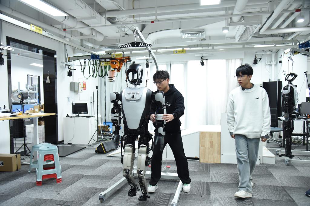 媒体管家官方2025 ：中国人形机器人产业“加速跑”