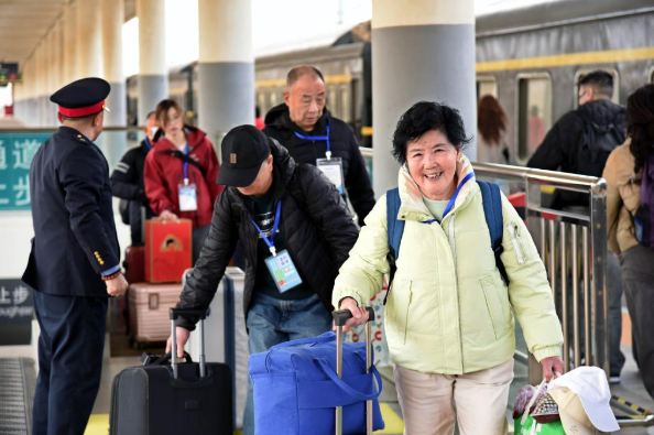 银发旅游列车密集启程 激活万亿元银发经济蓝海(图1)