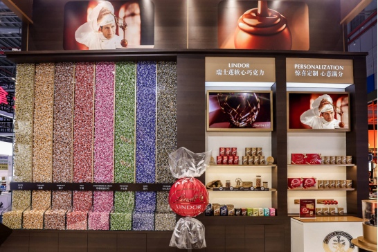 瑞士莲首赴“进博之约” 瑞士巧克力大师诠释融情奥秘(图2)